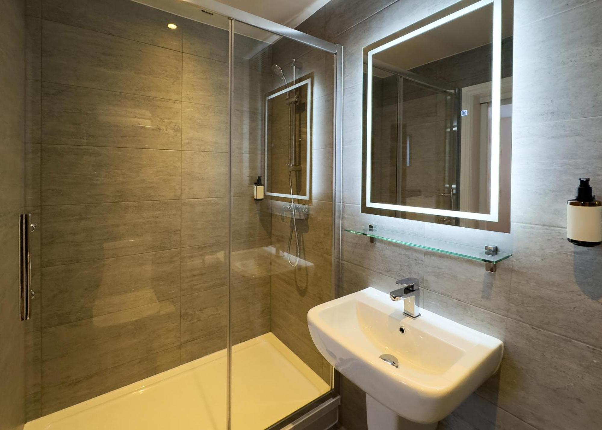 Berjaya Eden Park London Hotel Bagian luar foto